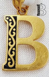 فلادة حرف B مزخرف